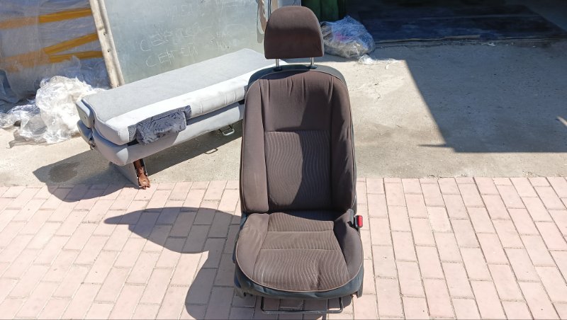 Сидение Toyota Aqua NHP10 1NZ-FXE 2012 переднее правое