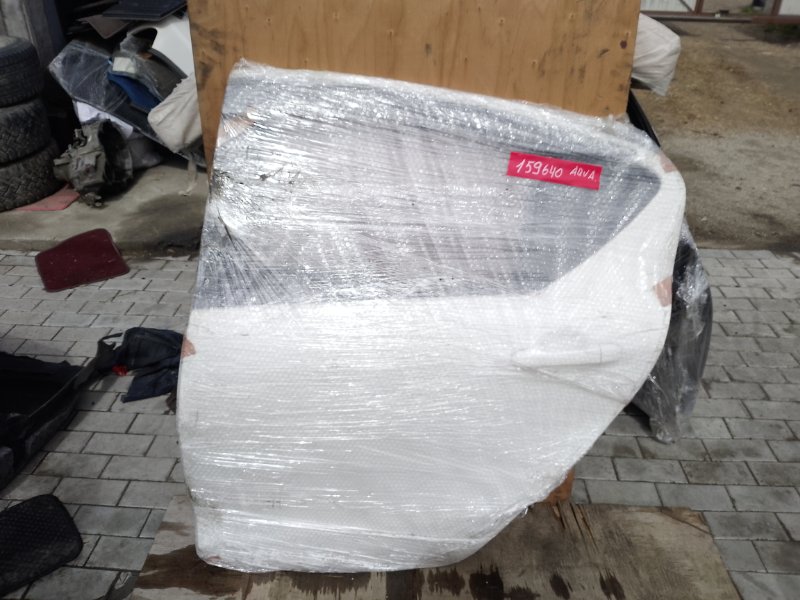 Дверь Toyota Aqua NHP10 1NZ-FXE 2012 задняя левая