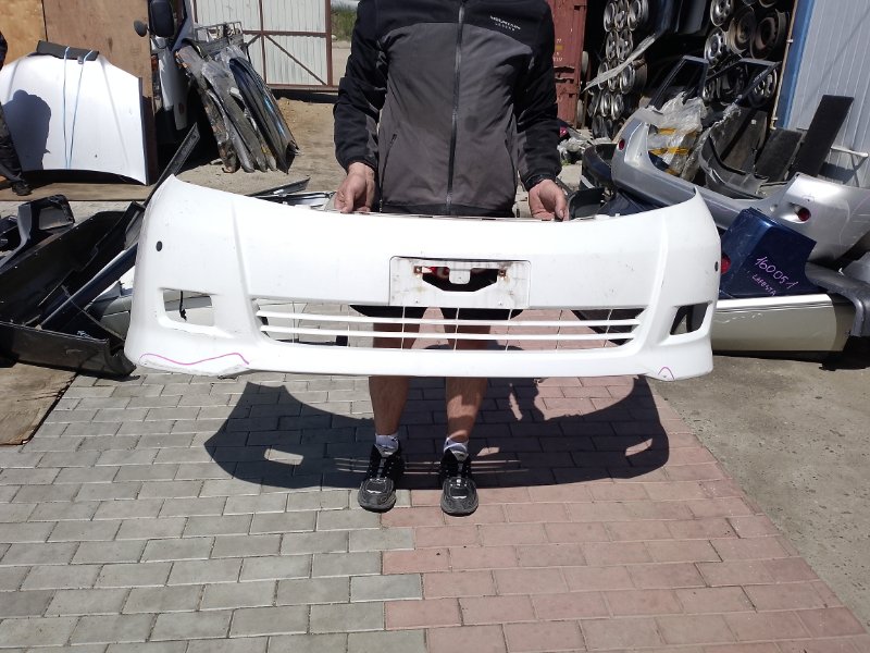 Бампер Toyota Isis ZNM10 1ZZ-FE 2006 передний