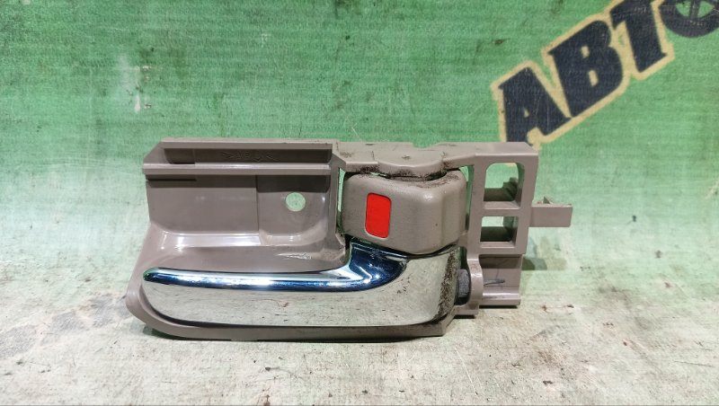 Ручка двери внутренняя TOYOTA NOAH AZR60 передняя правая (б/у)