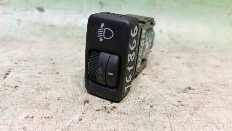 Кнопка регулировки фар Toyota Noah AZR60