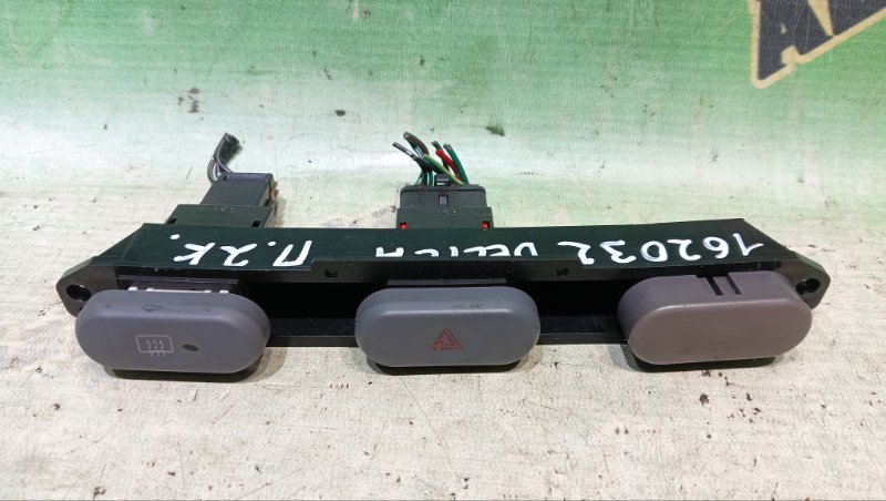 Кнопка аварийной сигнализации MITSUBISHI DELICA PE8W 4M40 1997 (б/у)