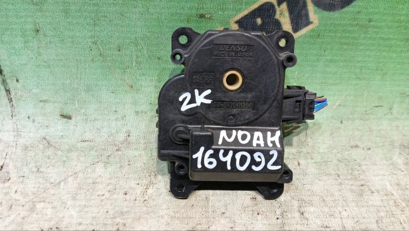 Сервопривод заслонок печки TOYOTA NOAH AZR60 (б/у)