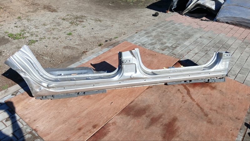 Порог кузова MITSUBISHI GRANDIS NA4W 4G69 2004 правый (б/у)