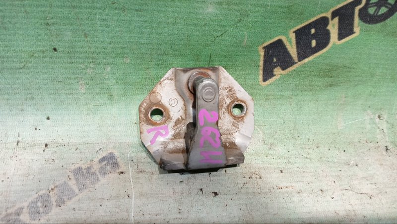 ПЕТЛЯ ЗАМКА БАГАЖНИКА TOYOTA HIACE REGIUS KCH46 1KZ-TE 1997 (б/у)