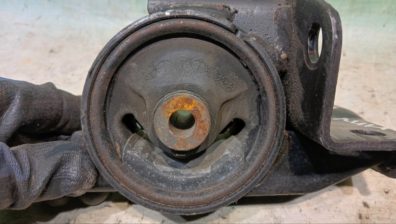 Подушка двигателя TOYOTA VISTA ARDEO SV50G 3S-FSE 2000 левая (б/у) Подушка двигателя TOYOTA VISTA ARDEO SV50G 3S-FSE 2000 левая (б/у)