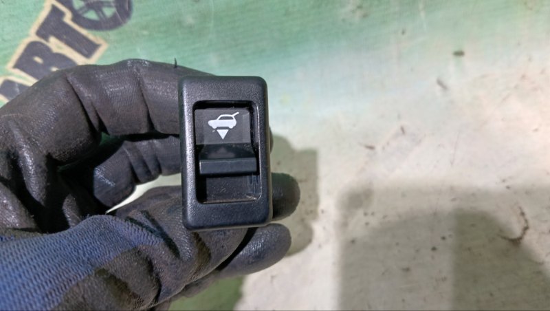 Кнопка открывания багажника NISSAN AVENIR RW11 QR20(DE) 2003 (б/у)