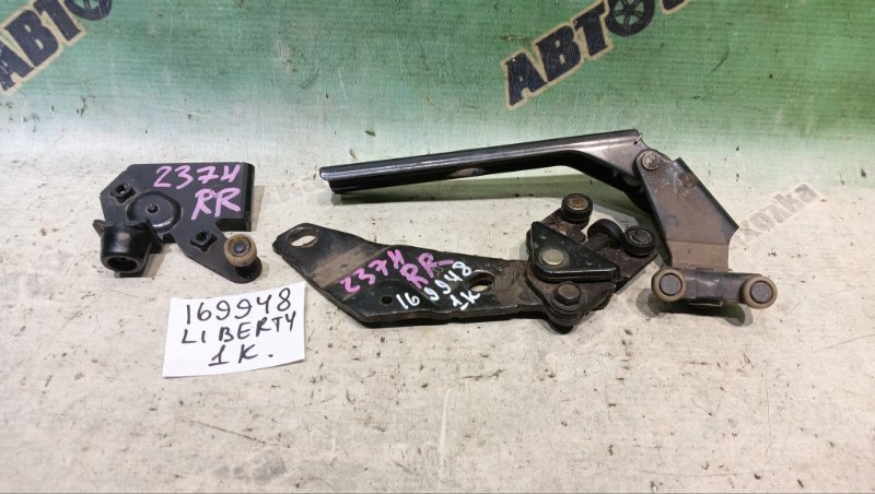 Ролик раздвижной двери NISSAN LIBERTY RM12 QR20(DE) 2002 задний правый (б/у)