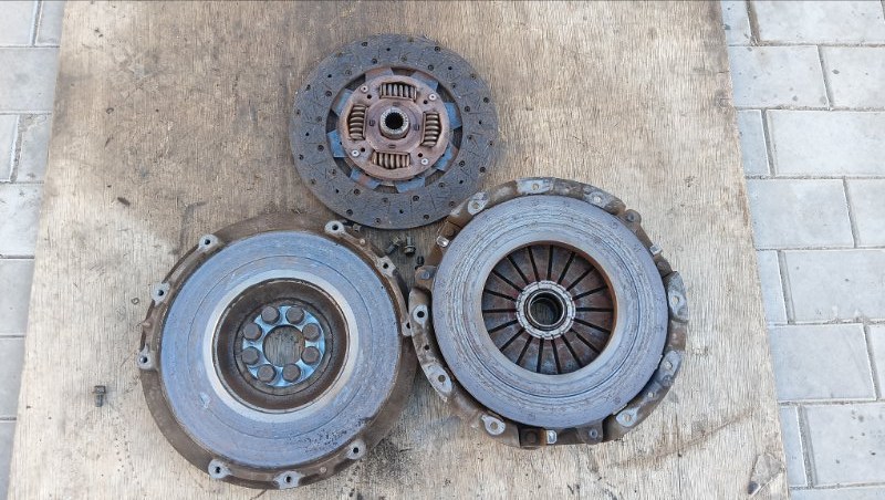 Маховик ISUZU BIGHORN UBS26DW 6VE1 2000 (б/у) Маховик ISUZU BIGHORN UBS26DW 6VE1 2000 (б/у)