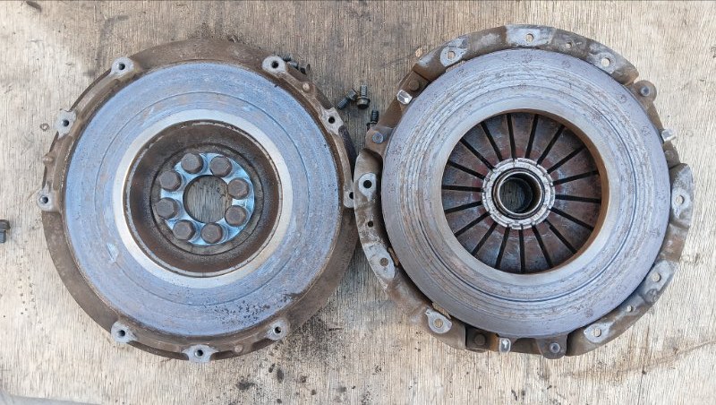 Маховик ISUZU BIGHORN UBS26DW 6VE1 2000 (б/у) Маховик ISUZU BIGHORN UBS26DW 6VE1 2000 (б/у)