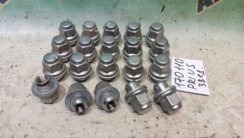 Гайка на колесо TOYOTA PRIUS NHW20 1NZ-FXE 2008 (б/у) Гайка на колесо TOYOTA PRIUS NHW20 1NZ-FXE 2008 (б/у)