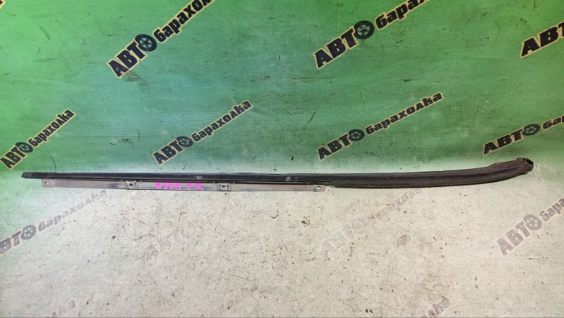 Молдинг лобового стекла NISSAN LIBERTY RM12 QR20(DE) 2002 передний правый (б/у)