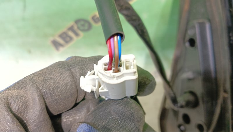 Зеркало TOYOTA PRIUS NHW20 1NZ-FXE 2008 переднее правое (б/у) Зеркало TOYOTA PRIUS NHW20 1NZ-FXE 2008 переднее правое (б/у)