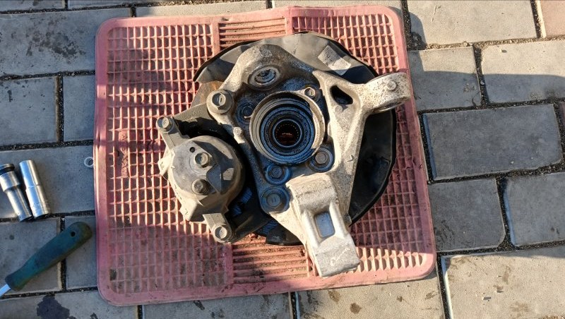 Ступица TOYOTA PRIUS NHW20 1NZ-FXE 2004 передняя левая (б/у) Ступица TOYOTA PRIUS NHW20 1NZ-FXE 2004 передняя левая (б/у)