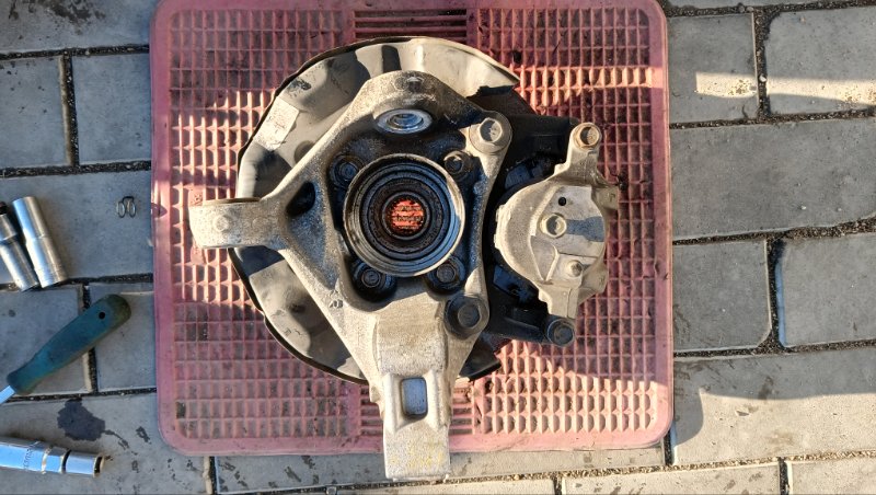 Ступица TOYOTA PRIUS NHW20 1NZ-FXE 2004 передняя правая (б/у) Ступица TOYOTA PRIUS NHW20 1NZ-FXE 2004 передняя правая (б/у)