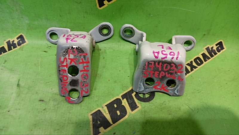 Петля дверная HONDA STEPWGN RK5 R20A 2011 передняя левая (б/у)