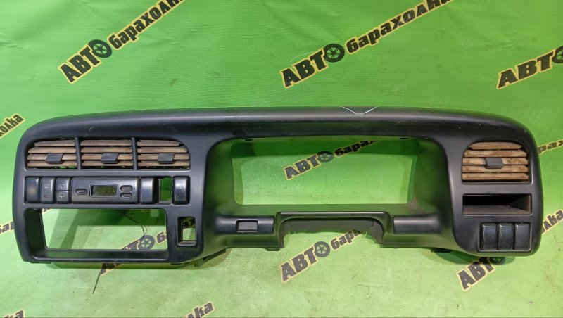 Консоль магнитофона ISUZU BIGHORN UBS26DW 6VE1 2000 (б/у)