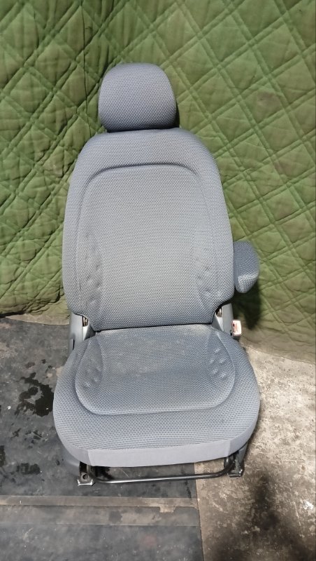 Сидение TOYOTA FUNCARGO NCP20 2NZ-FE 2000 переднее правое (б/у)