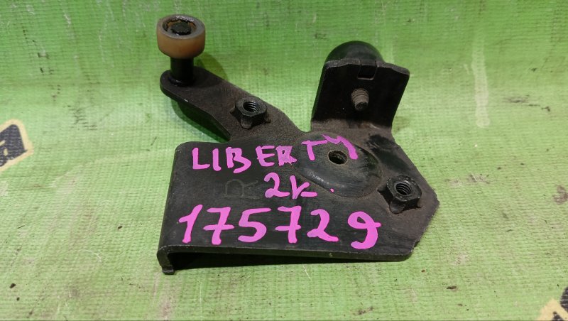 Ролик раздвижной двери NISSAN LIBERTY PNM12 SR20(DE) 2001 задний правый (б/у)