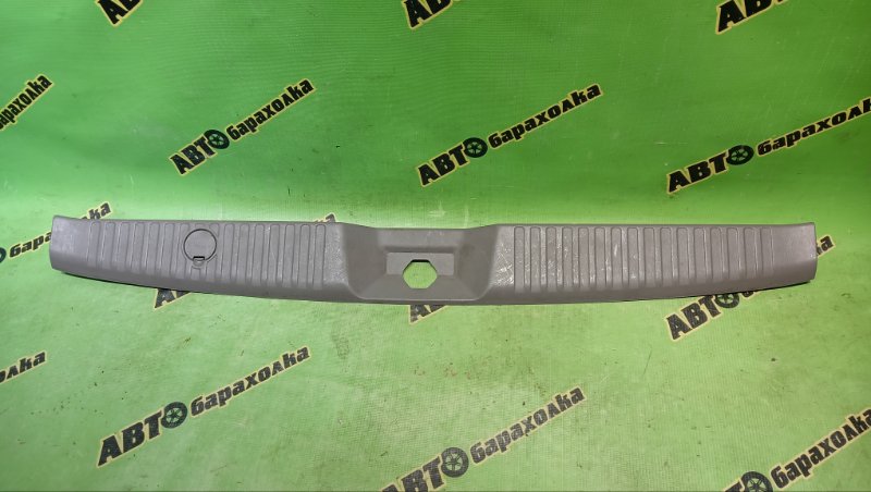 Накладка замка багажника NISSAN LIBERTY PNM12 SR20(DE) 2001 (б/у)