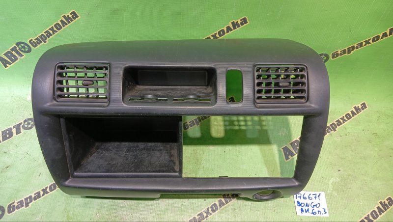 Консоль магнитофона MAZDA BONGO SK82VM F8 2004 (б/у)