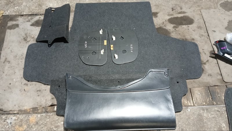 Обшивка багажника TOYOTA PROGRES JCG10 1JZ-GE 2000 (б/у)