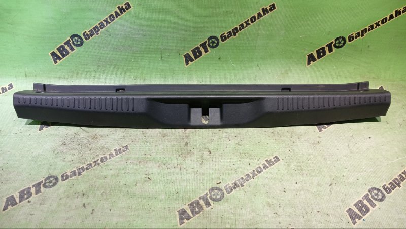 Накладка замка багажника TOYOTA IST NCP110 1NZ-FE 2009 (б/у)