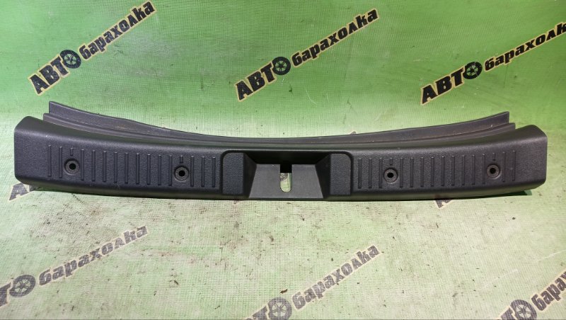 Накладка замка багажника TOYOTA IST NCP60 2NZ-FE 2005 (б/у)