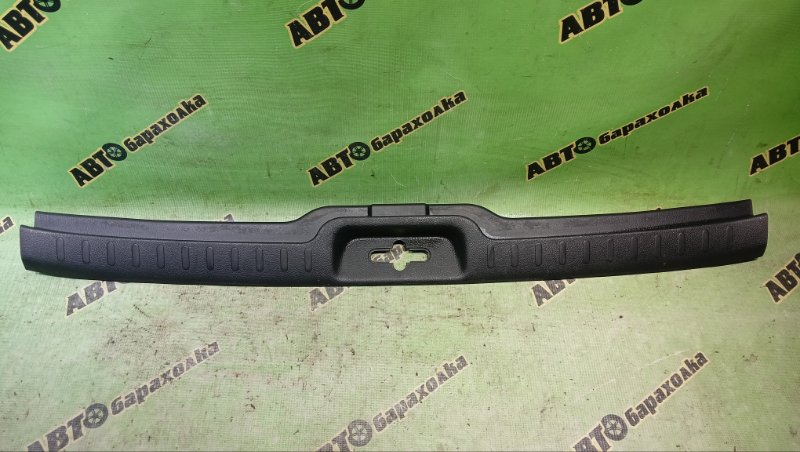 Накладка замка багажника NISSAN SERENA C25 MR20(DE) 2008 (б/у)