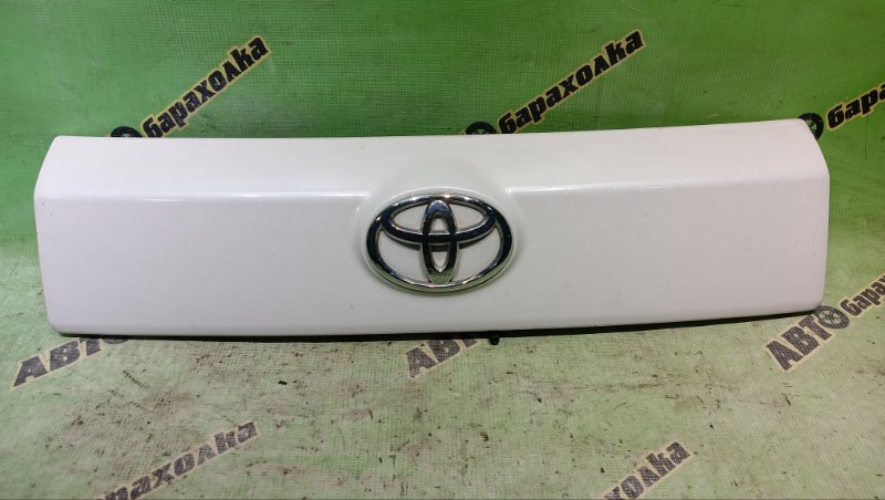 Накладка 5-й двери TOYOTA IST NCP110 1NZ-FE 2009 (б/у)