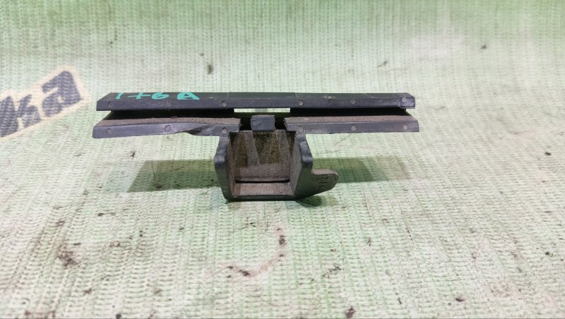 Крепление бампера TOYOTA IST NCP60 2NZ-FE 2005 заднее правое (б/у)