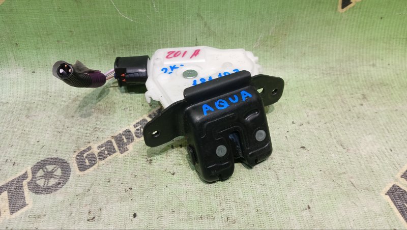 Замок багажника TOYOTA AQUA NHP10 1NZ-FXE 2013 (б/у)