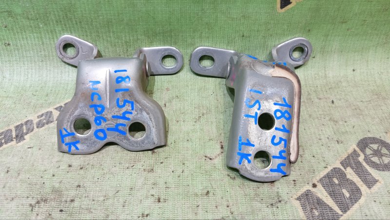 Петля дверная TOYOTA IST NCP60 2NZ-FE 2005 передняя левая (б/у)