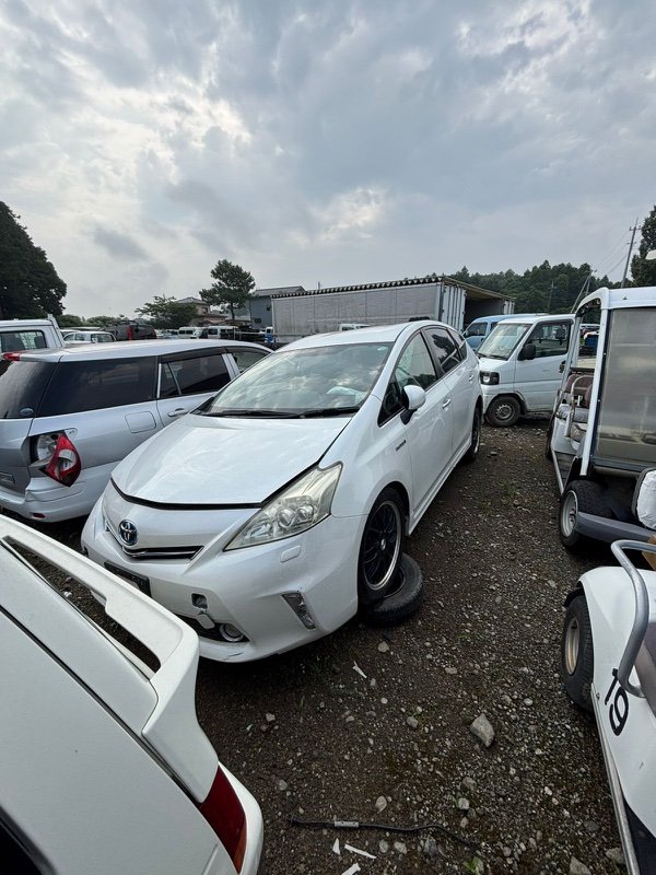 Автомобиль TOYOTA PRIUS ALPHA ZVW40 2ZR-FXE 2013 года в разбор