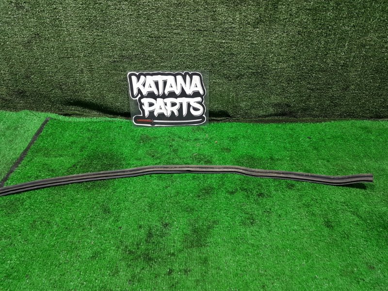Уплотнительная резинка капота CORSA 1999 S93 X12XE