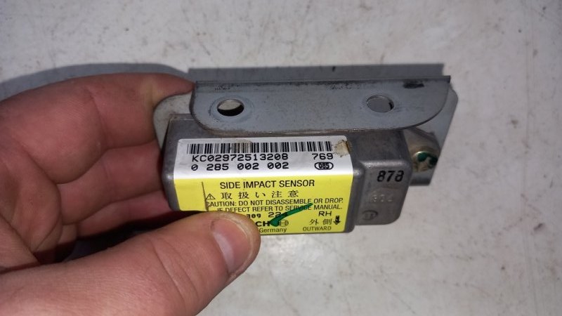 Датчик SRS боковой правый Carisma 1998 DA2A 4g93 GDI