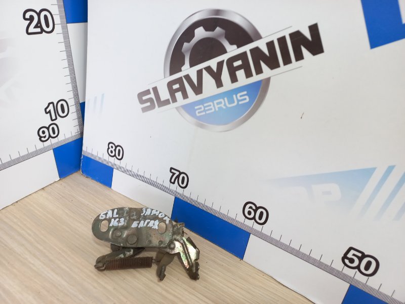 Запчасть замок багажника Mitsubishi Galant 1995 E55A 4G63 MB 574734 Б/У Замок багажника Mitsubishi Galant 1995 E55A 4G63 MB 574734 Б/У