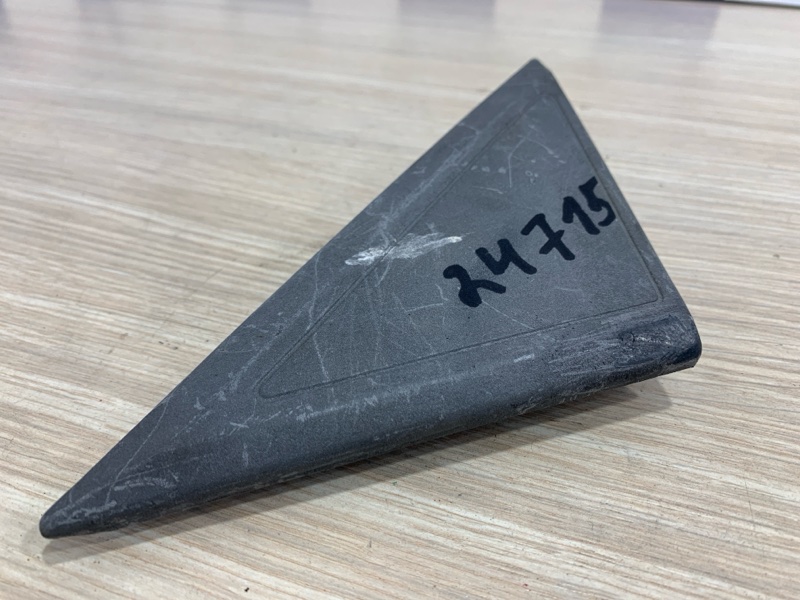 Уголок двери внешний передний правый Carisma 1995 DA2A 4g93 MPI