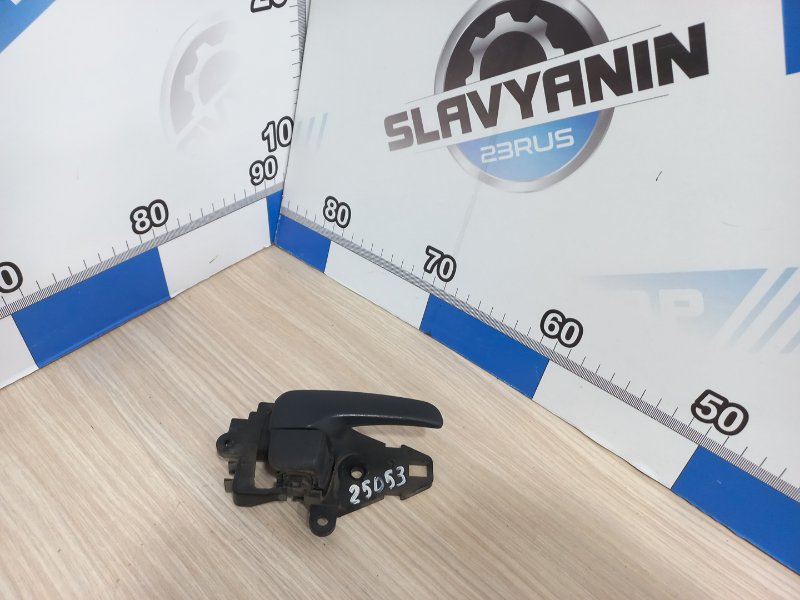 Запчасть ручка двери внутренняя задняя правая Mitsubishi Colt 2005 Z23W 4a91 MN105360 Б/У Ручка двери внутренняя задняя правая Mitsubishi Colt 2005 Z23W 4a91 MN105360 Б/У