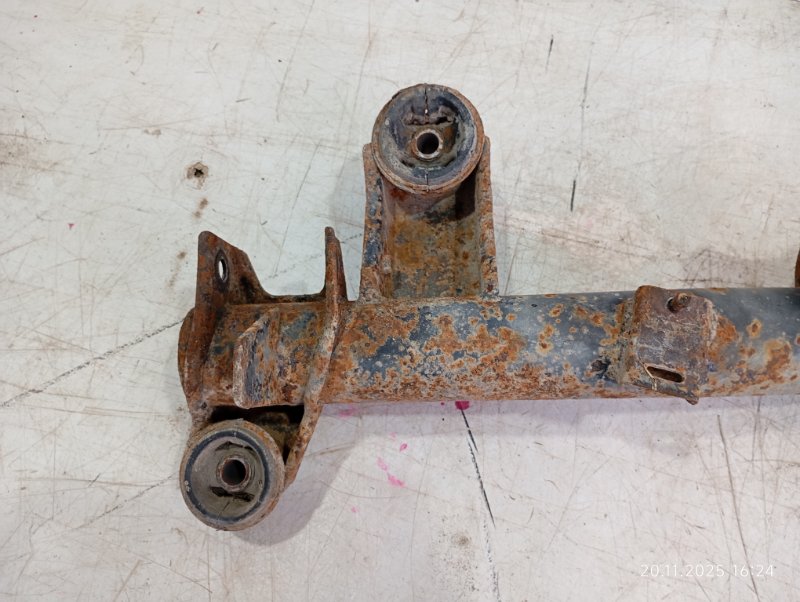 Балка подвески задняя RVR 1993 N28W 4D68 Балка подвески задняя RVR 1993 N28W 4D68