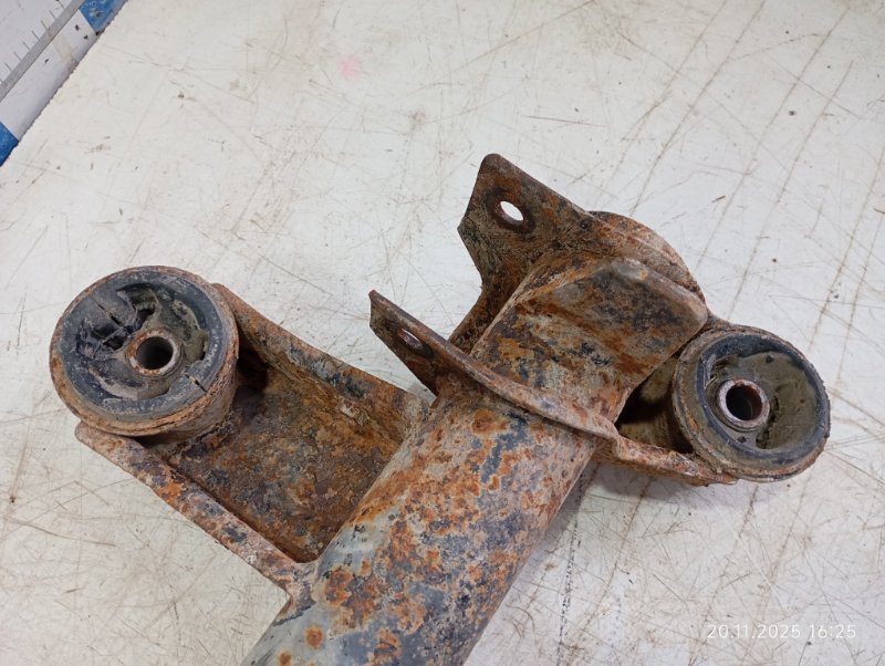 Балка подвески задняя RVR 1993 N28W 4D68 Балка подвески задняя RVR 1993 N28W 4D68