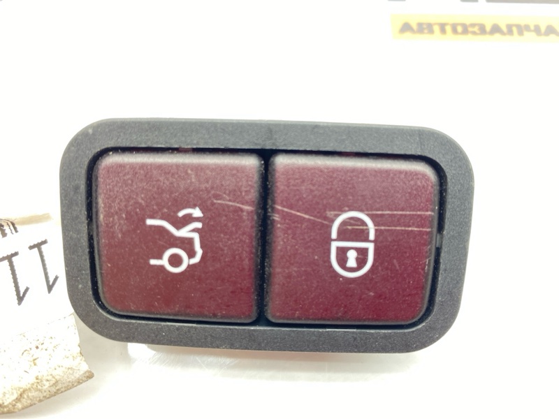 Кнопка закрывания багажника C-CLASS 2018 W205 3.0 M276 823