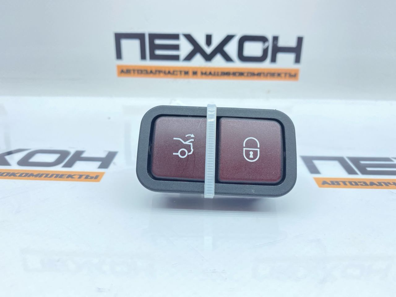 Запчасть кнопка закрывания багажника MERCEDES-BENZ E-Class 2016 W213 2.0 OM654 A2208211479 контрактная Кнопка закрывания багажника MERCEDES-BENZ E-Class 2016 W213 2.0 OM654 A2208211479 контрактная