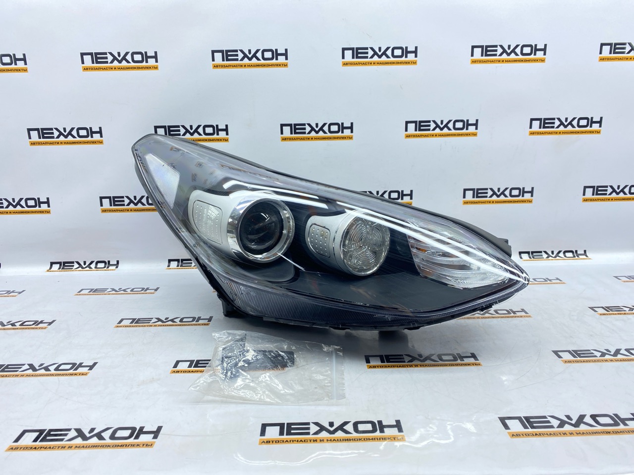 Фара (не оригинал) правая KIA SPORTAGE 4 OEM0111FR новая