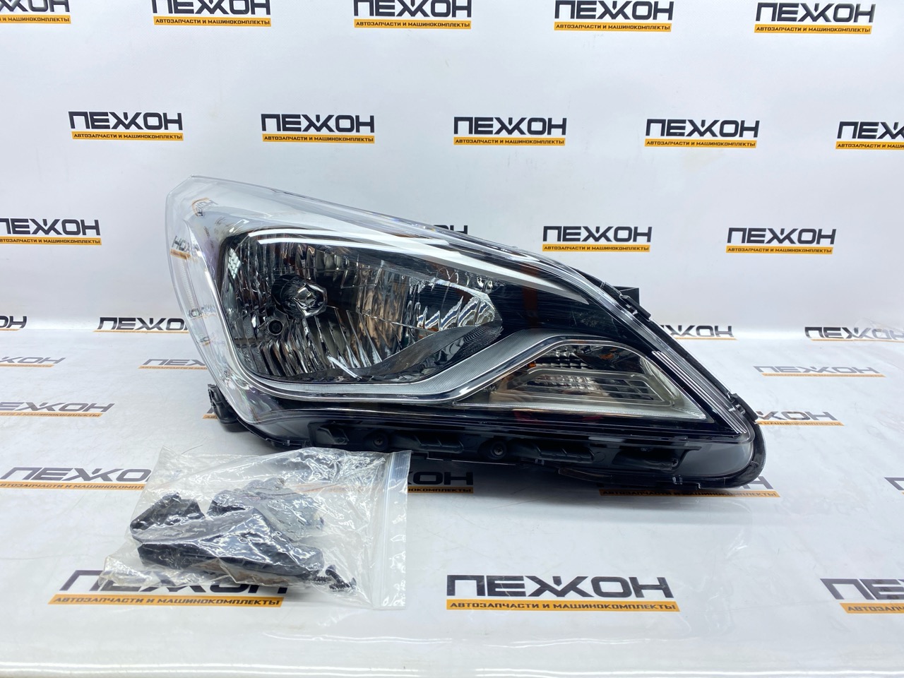 Фара (не оригинал) правая HYUNDAI SOLARIS 1 OEM0002FR новая