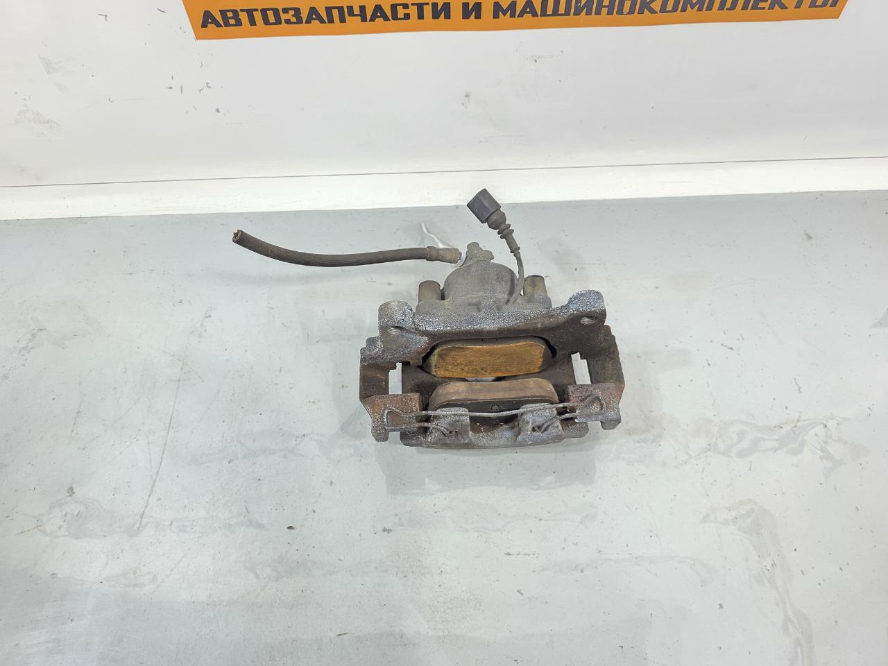 Суппорт тормозной передний левый Q3 2013 8UB 2.0 CCZC