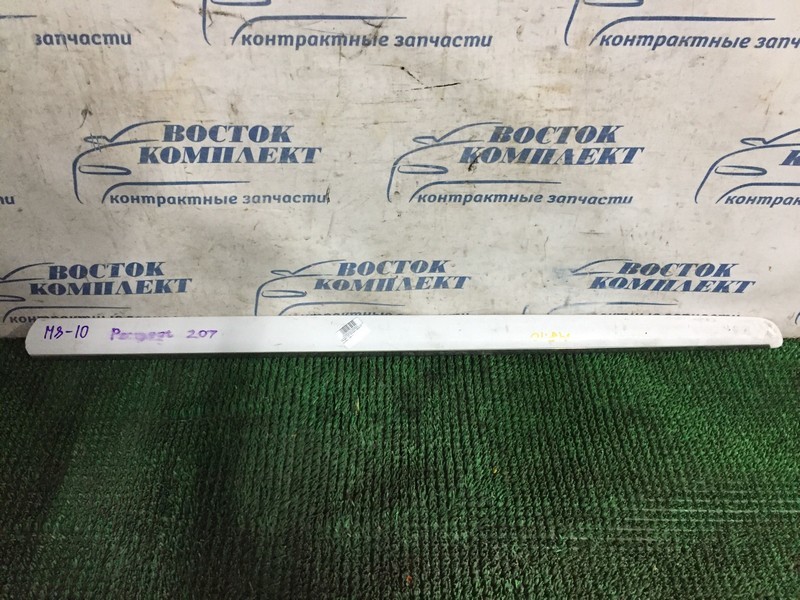 Молдинг на дверь Peugeot 207 перед лев