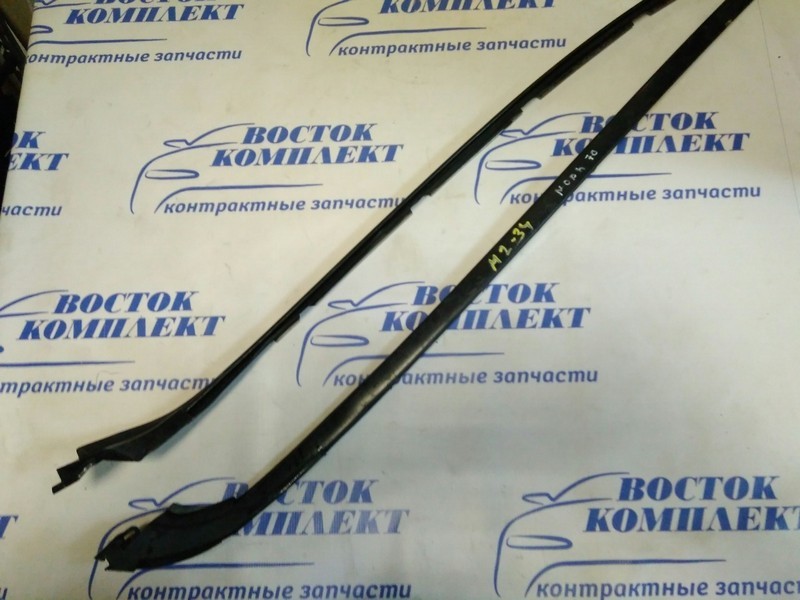 Молдинг лобового стекла Toyota Noah ZRR70G