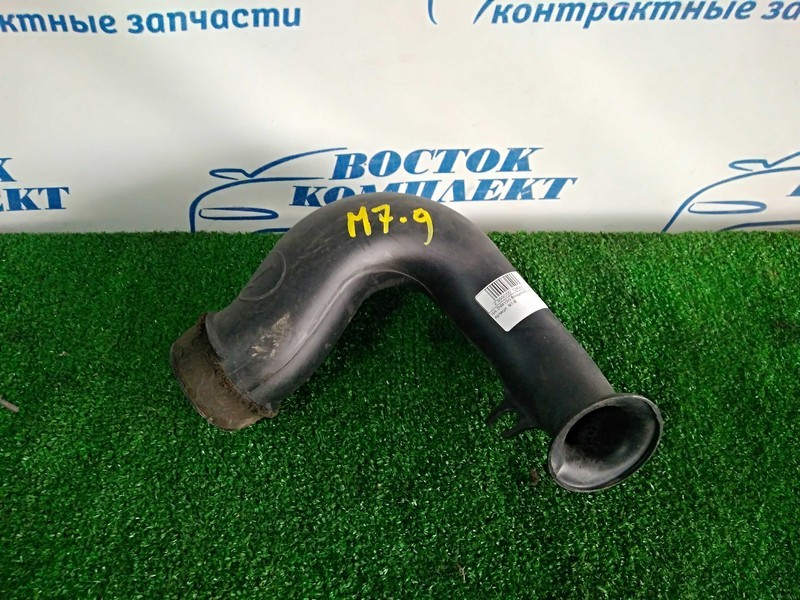 Воздухозаборник Toyota Isis ZNM10W 1ZZ-FE