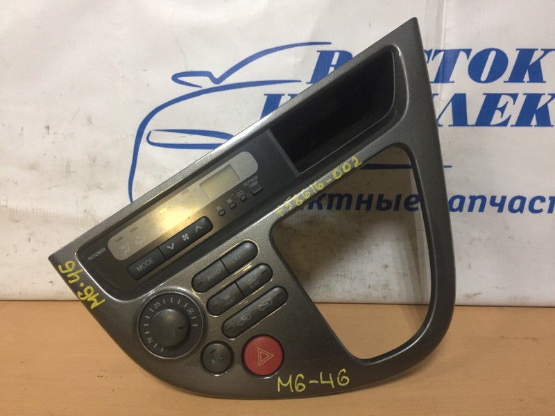 Блок управления климат-контролем Toyota Wish ZNE10G 1ZZ-FE